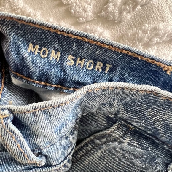 AMERICAN EAGLE High Rise Mom Short Pleated Cuffed Jean Shorts Denim Size  2 - Picture 5 of 12